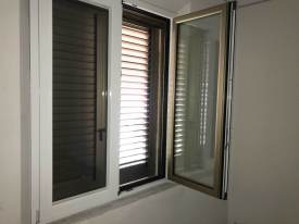 Infisso-in-alluminio-Thermic-700-bicolore-Bronzo-esterno-Ral-9010-interno