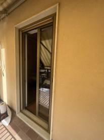 Infisso-in-alluminio-profilo-minimal-bicolore-Bronzo-esterno-bianco-interno