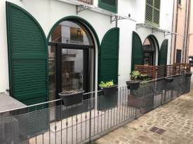 Infisso-in-PVC-ad-arco-bicolore-