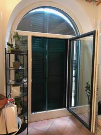 Infisso-in-PVC-ad-arco-bicolore-foto-2