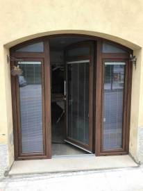 Infisso-in-PVC-ad-arco-con-veneziana-integrata-interno-vetro