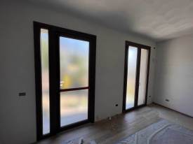 Infisso-in-PVC-con-maniglione-antipanico-e-vetro-satinato