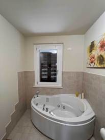 Infisso-in-PVC-su-bagno