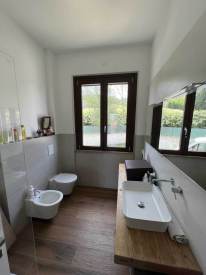 Infissi-in-PVC-colore-noce-su-bagno