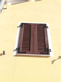 Persiana-in-PVC-colore-noce-con-stecca-fissa