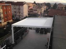 Pergotenda-con-tettino-struttura-Ral-9010-